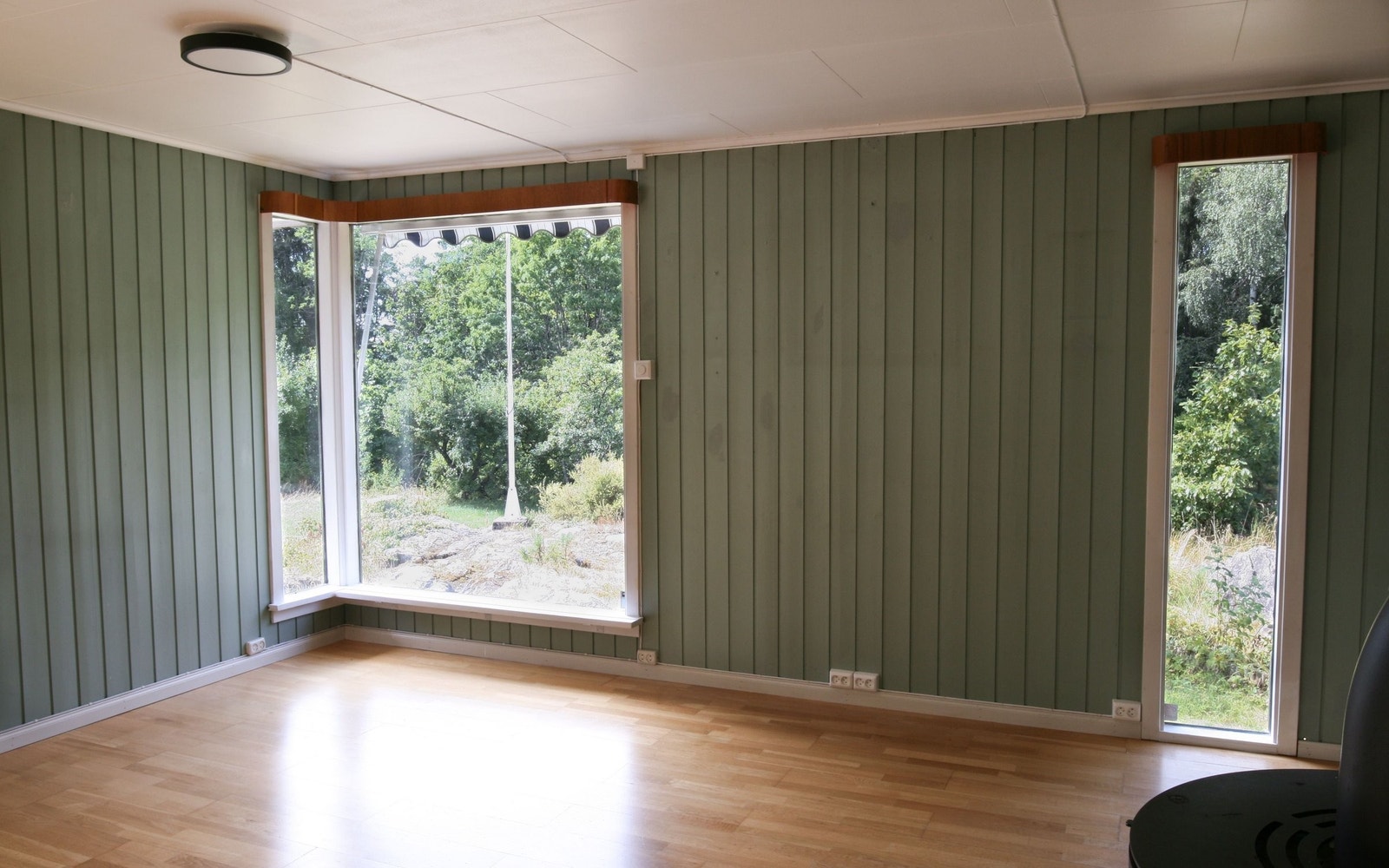 Store og koselige vinduer med utvendige solskjermer. God vedovn i stua til kjøligere dager. Galleribilde