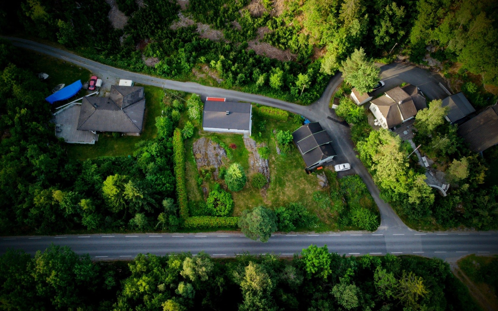 Kort avstand til hovedveien, hvor den ene retningen fører mot Tvedestrand sentrum (10 minutter), og Arendal (25 minutter), eller den andre retningen mot Gjeving/Lyngør (15 minutter). Galleribilde