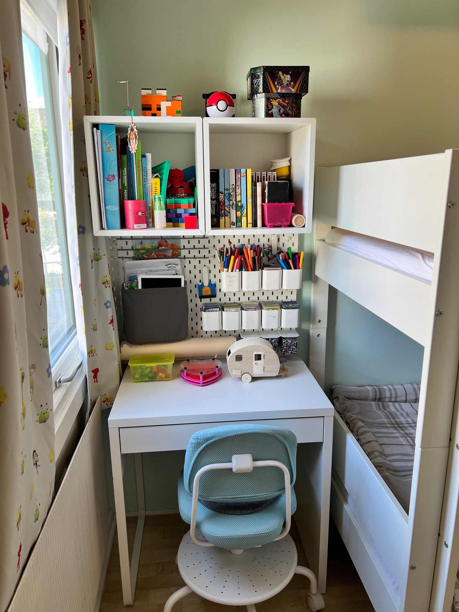 Fin vindusplass ved skrivebordet Galleribilde