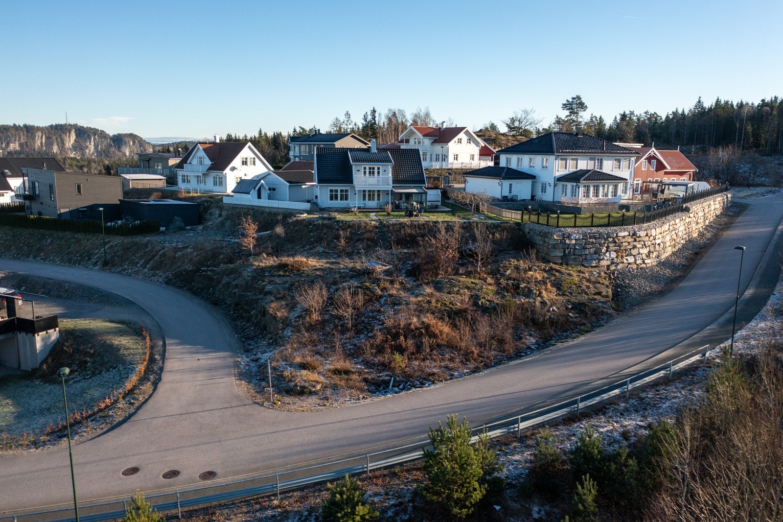 Boligen har en svært attraktiv og barnevennlig beliggenhet i Fagerliåsen på Stathelle - et rolig og etablert boligområde med lite trafikk og kort vei til alt familien trenger i hverdagen. Galleribilde