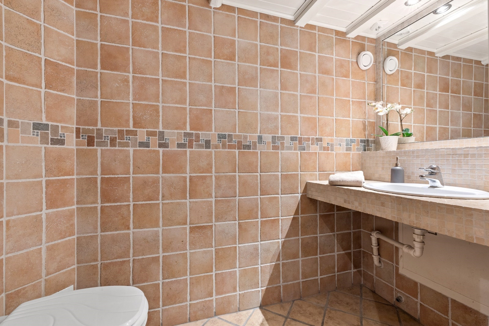 Toalettrommet i underetasjen er flislagt og romslig Galleribilde