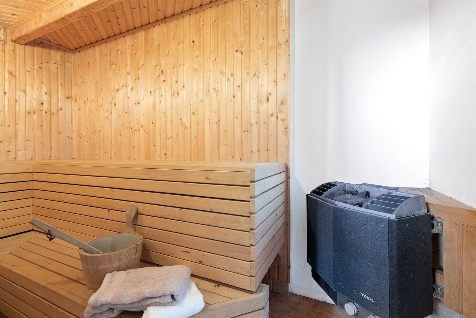 Badstue med elektrisk badstueovn fra ca. 2008 Galleribilde