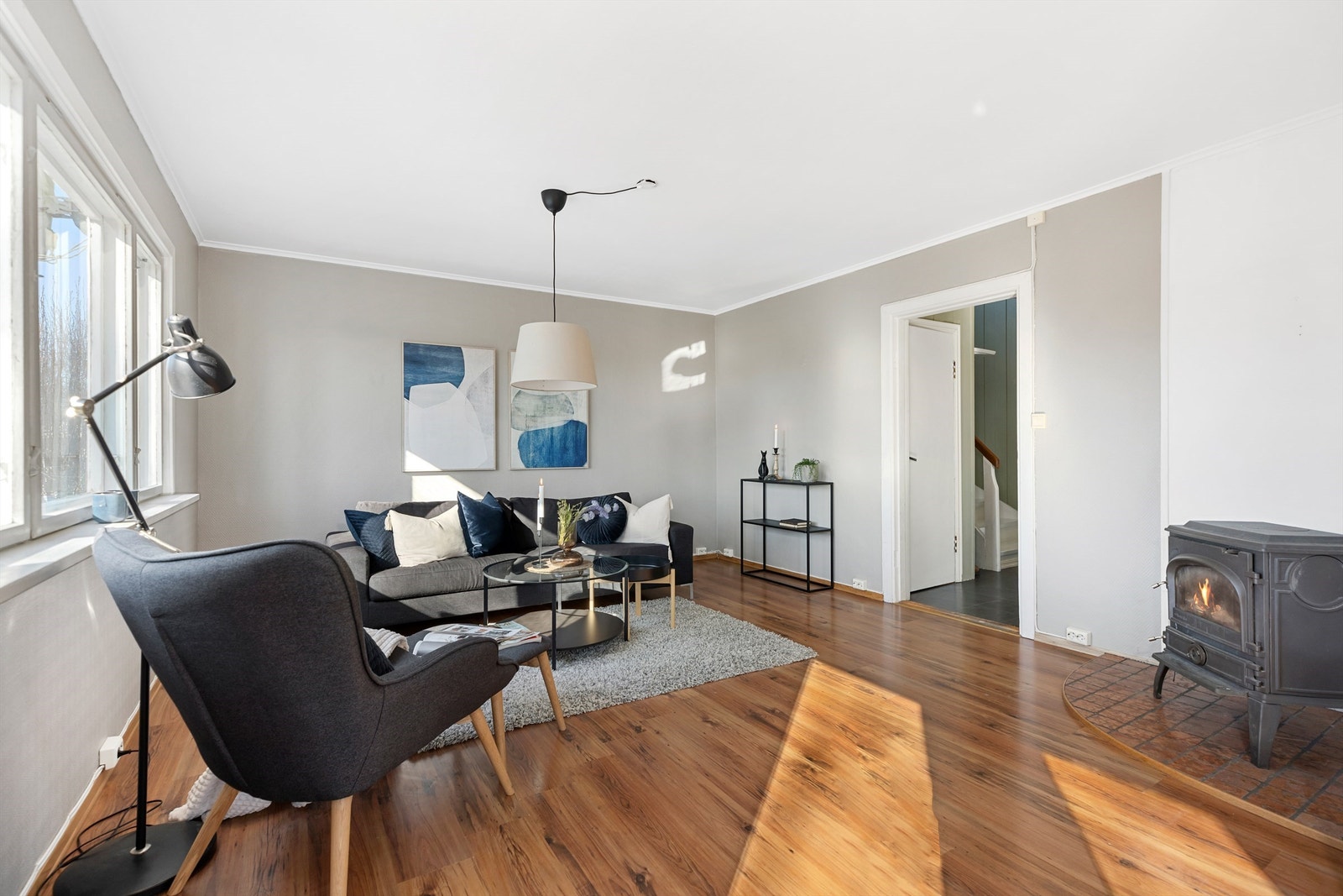 Stuen er romslig og har vedovn Galleribilde