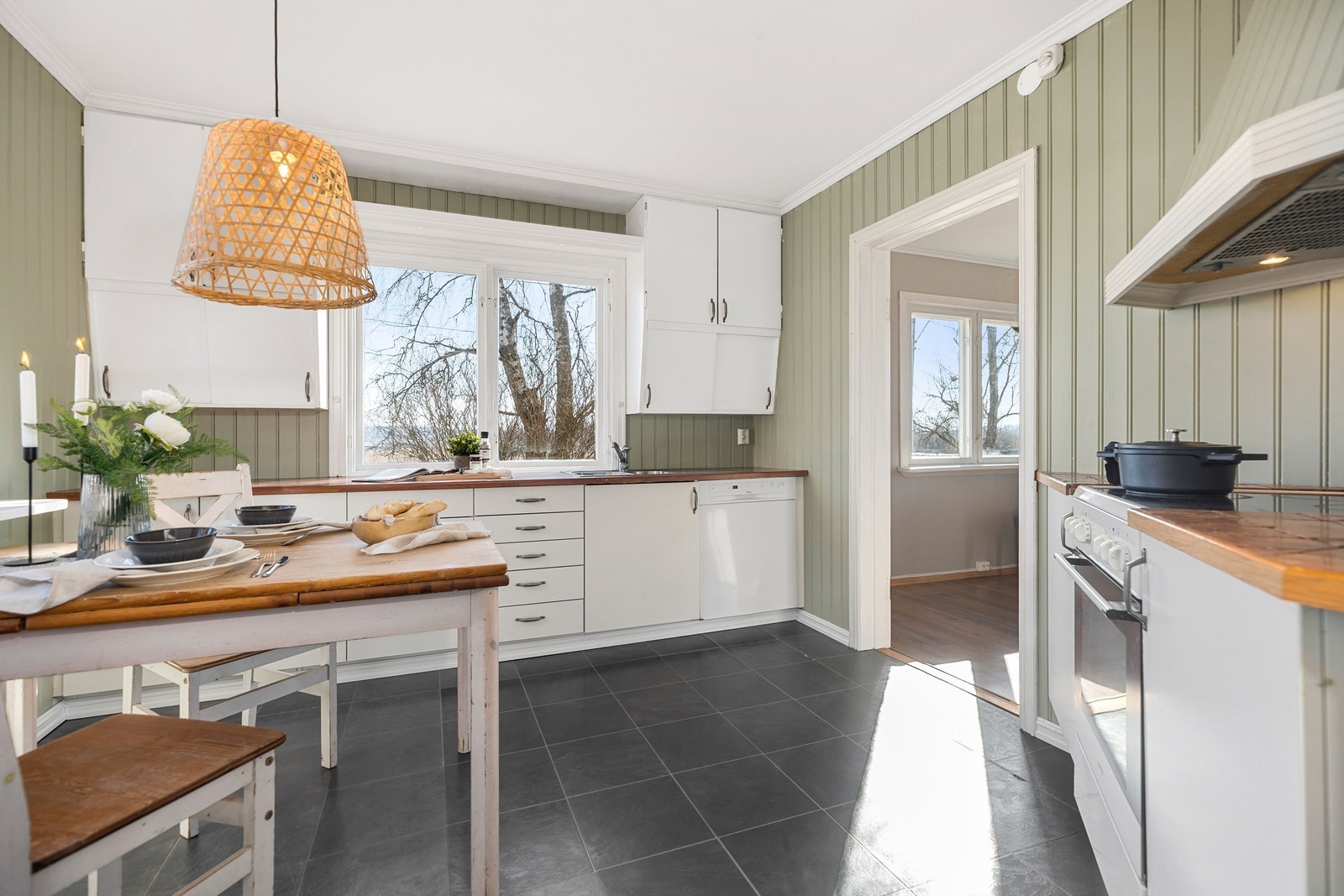 Stort og koselig kjøkken med plass til spisebord og stoler Galleribilde