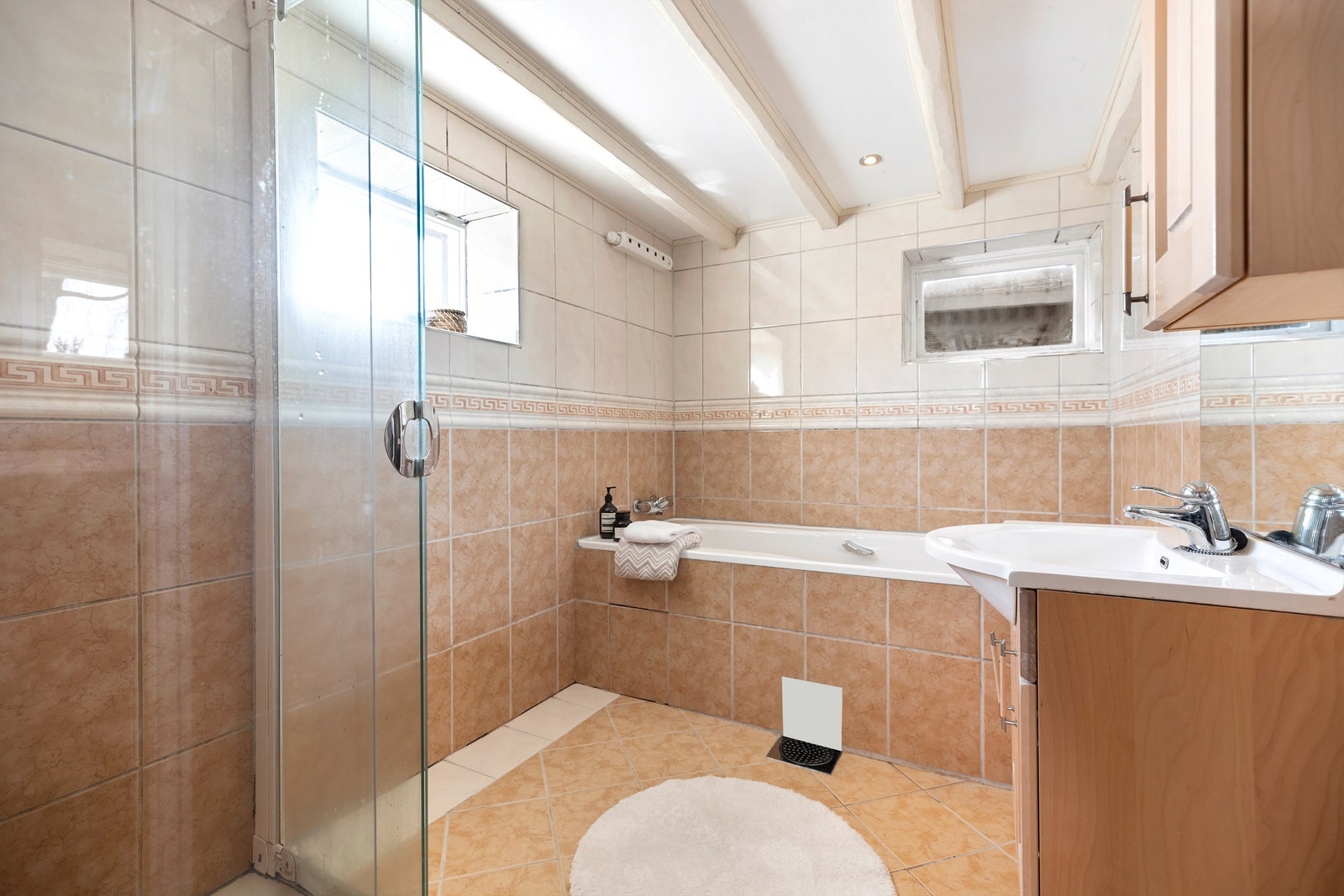 Bad i underetasje. Det er badekar og dusjhjørne på badet Galleribilde