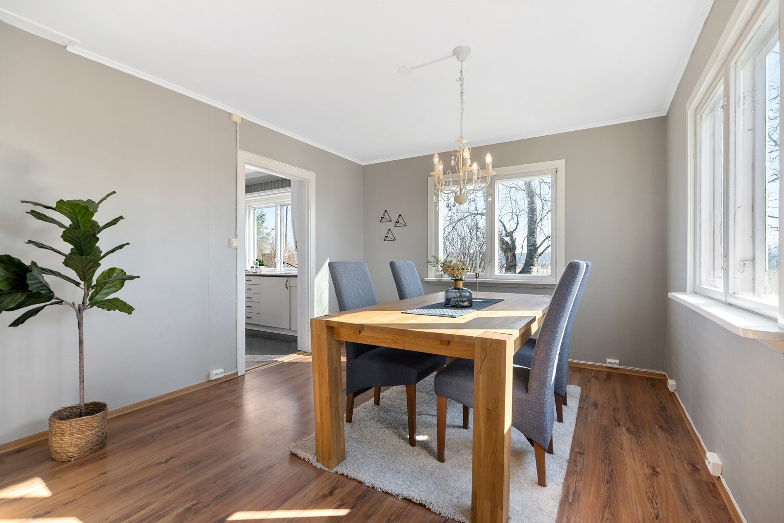 Hyggelig spisestue ligger i praktisk tilknytning til kjøkkenet Galleribilde