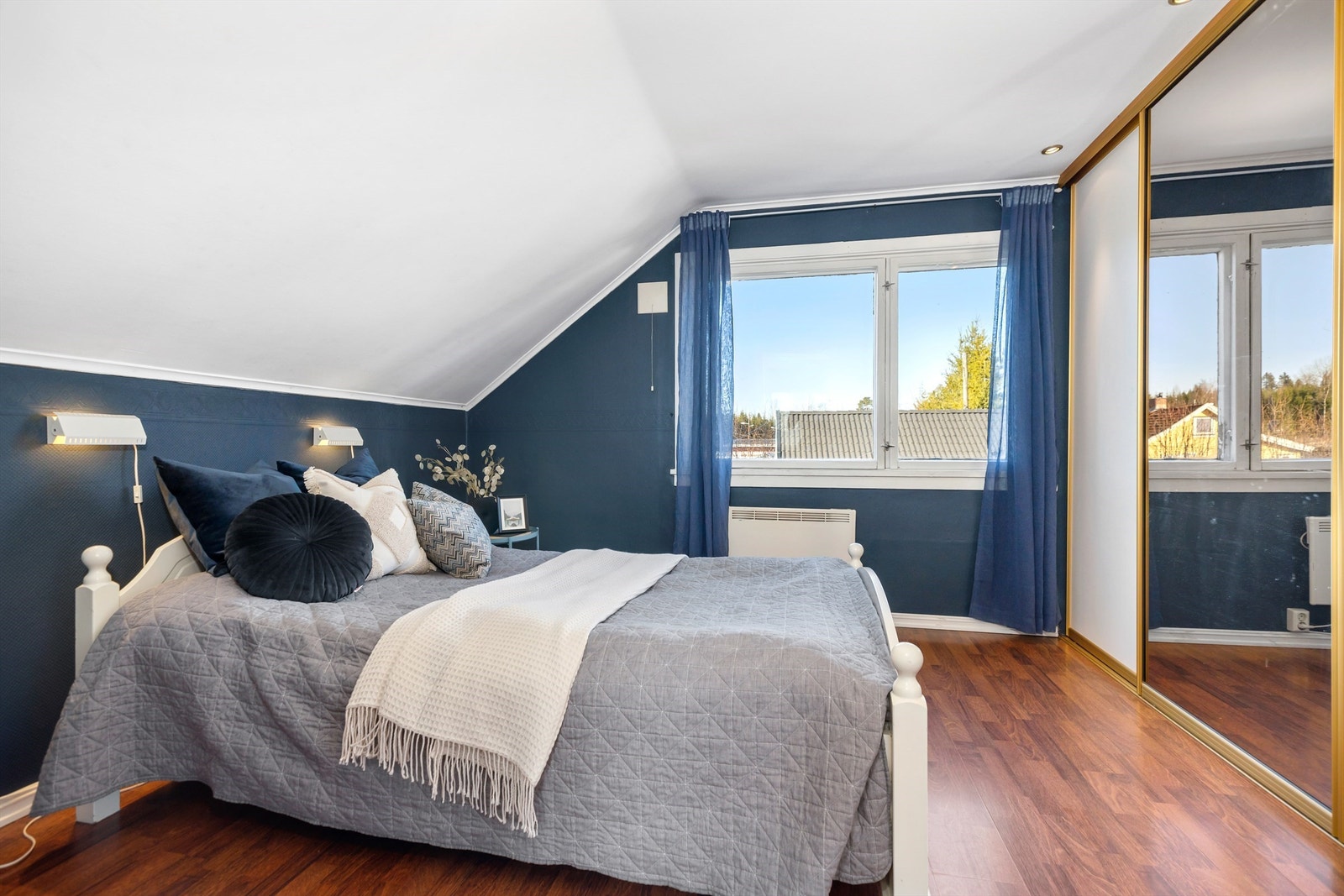 Rom benyttet som hovedsoverom med skyvedørsgarderobe Galleribilde