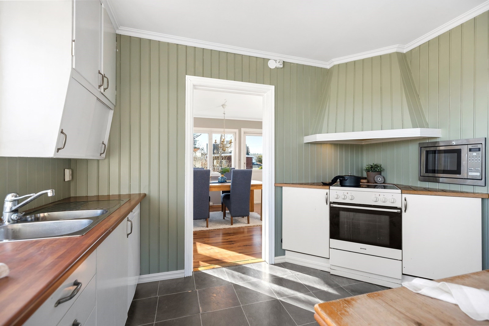 Kjøkkeninnredning med noe fra byggeår og noe fra senere tid Galleribilde