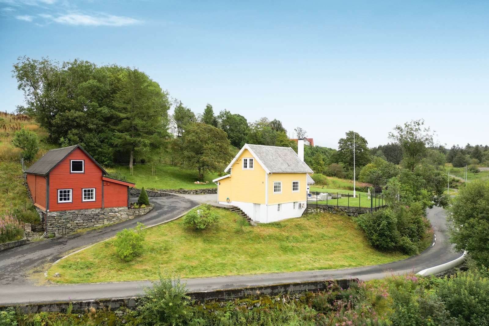 Eiendommen består av et våningshus, grillhus og gjestehus. Galleribilde