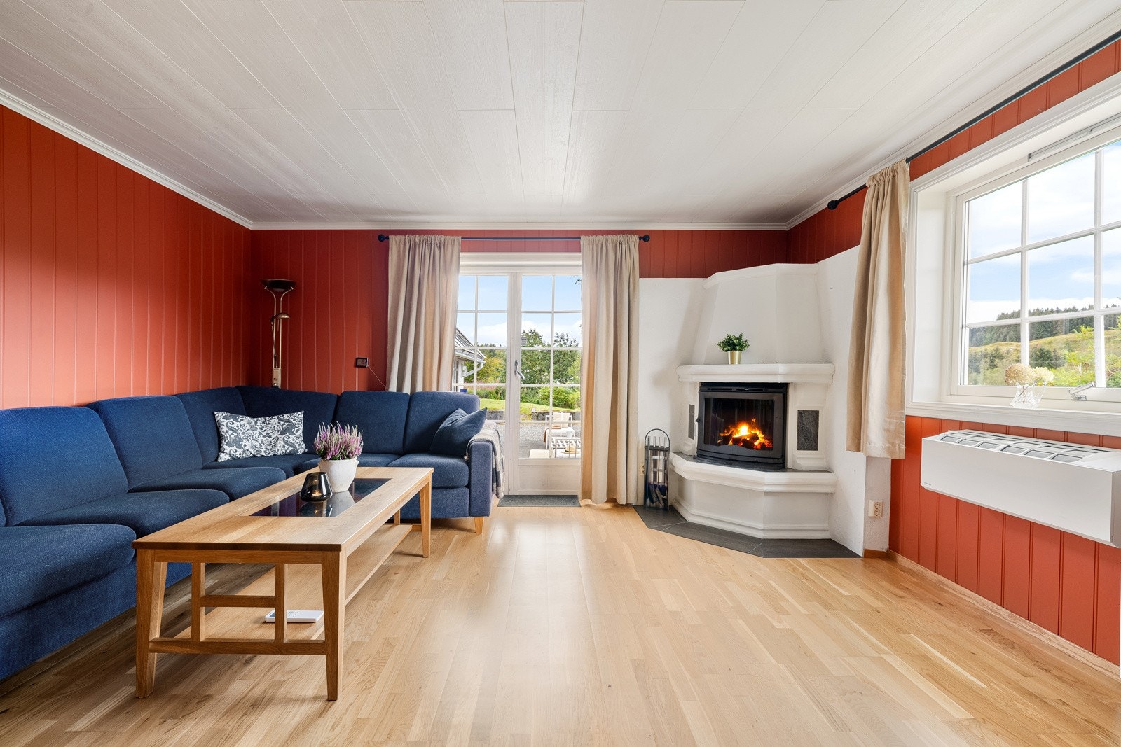 Utgang til platting og mot grillhuset, som også gir rikelig med lysinnslipp. Galleribilde