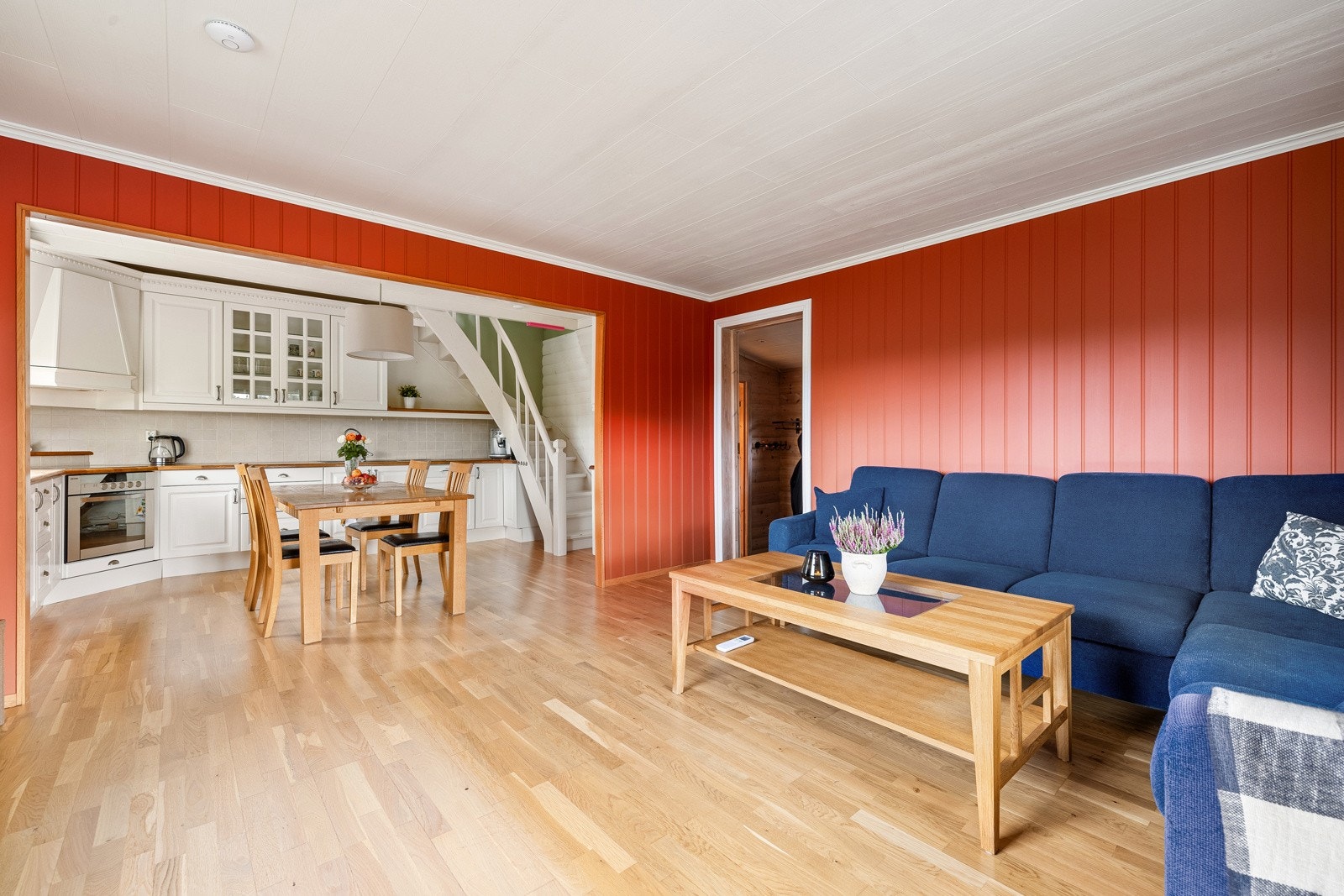 Stue av god størrelse gjør det mulig å innrede med sofagruppe og annet ønskelig møblement Galleribilde