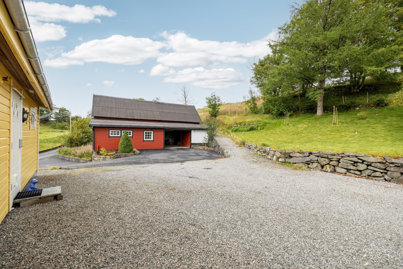 Garasje med gjestehus. Galleribilde