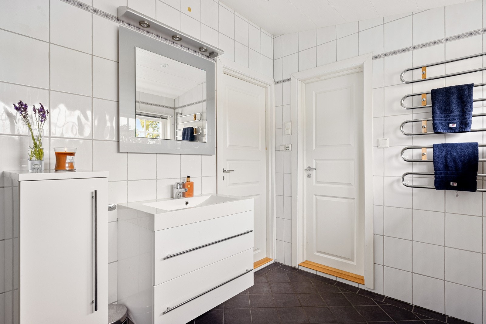 Inngang til badet både fra soverom og stue/kjøkken. Galleribilde