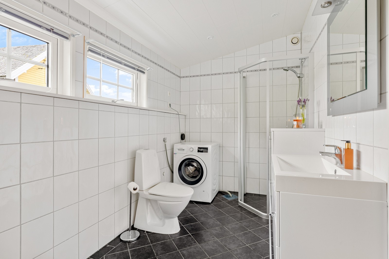 Helfliset bad med downlights i himling. Galleribilde