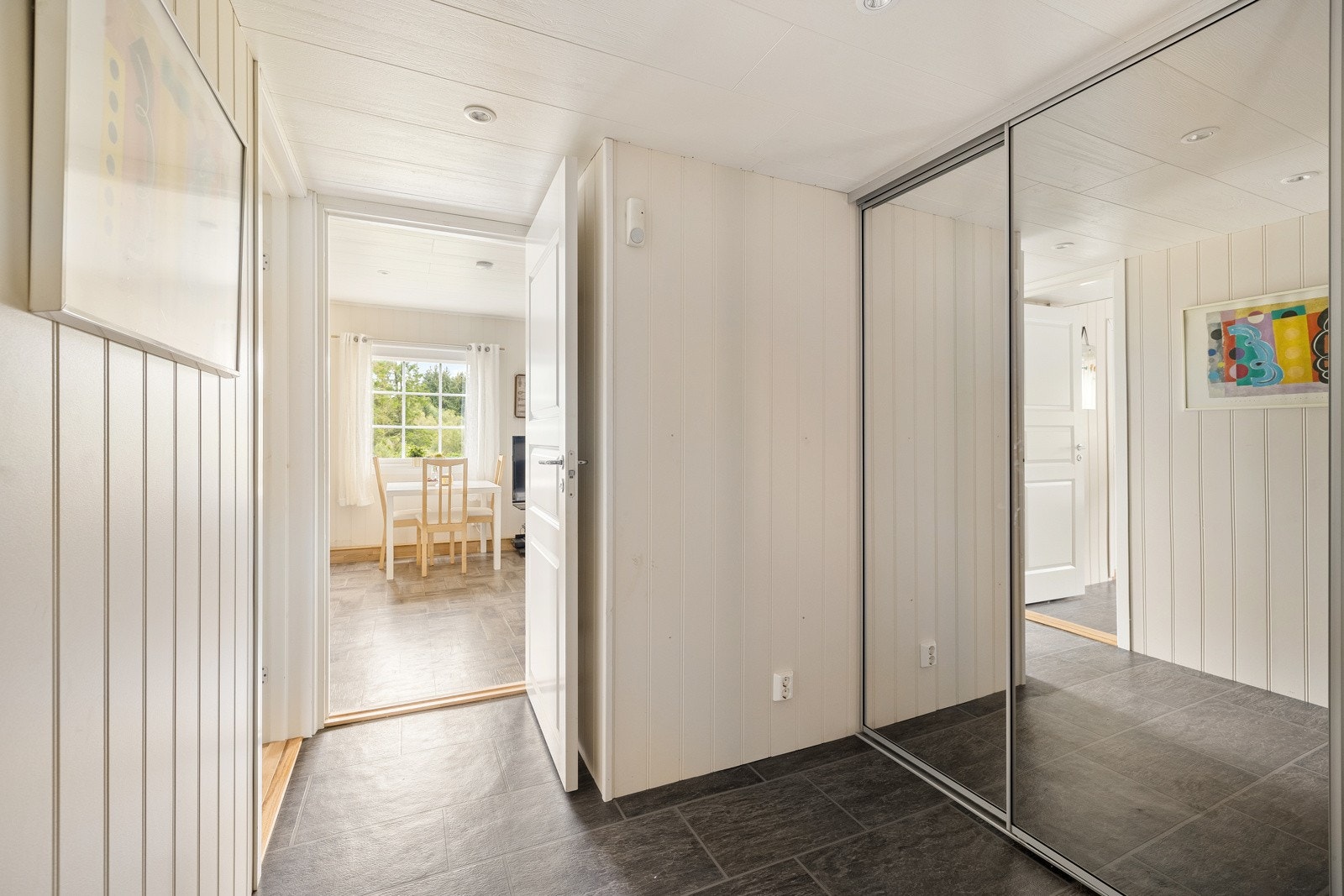 Entréen fører videre inn til soverom og den åpne stue- og kjøkkenløsningen. Galleribilde