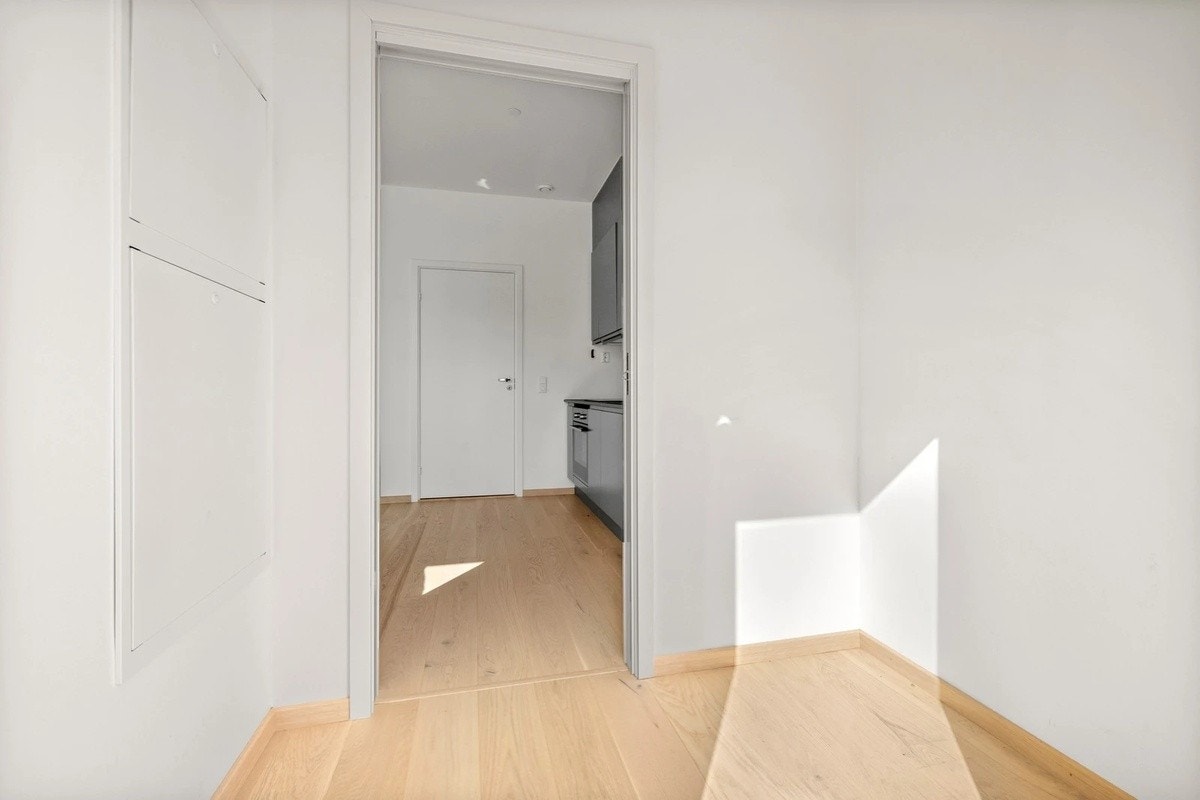 Lys entré med parkettgulv og adkomst til kjøkken og oppholdsrom. Galleribilde