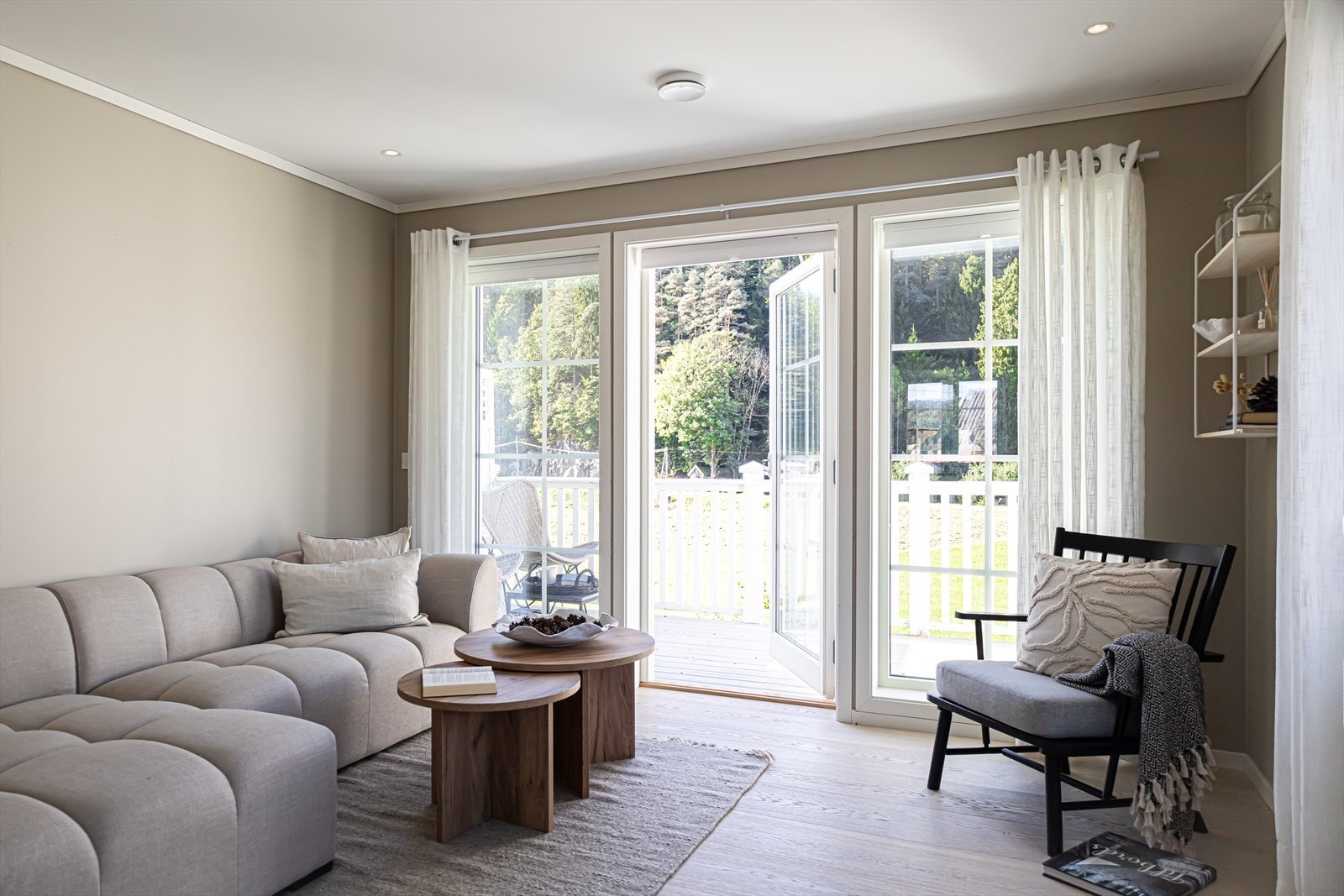 Vi går ut på balkongen Galleribilde