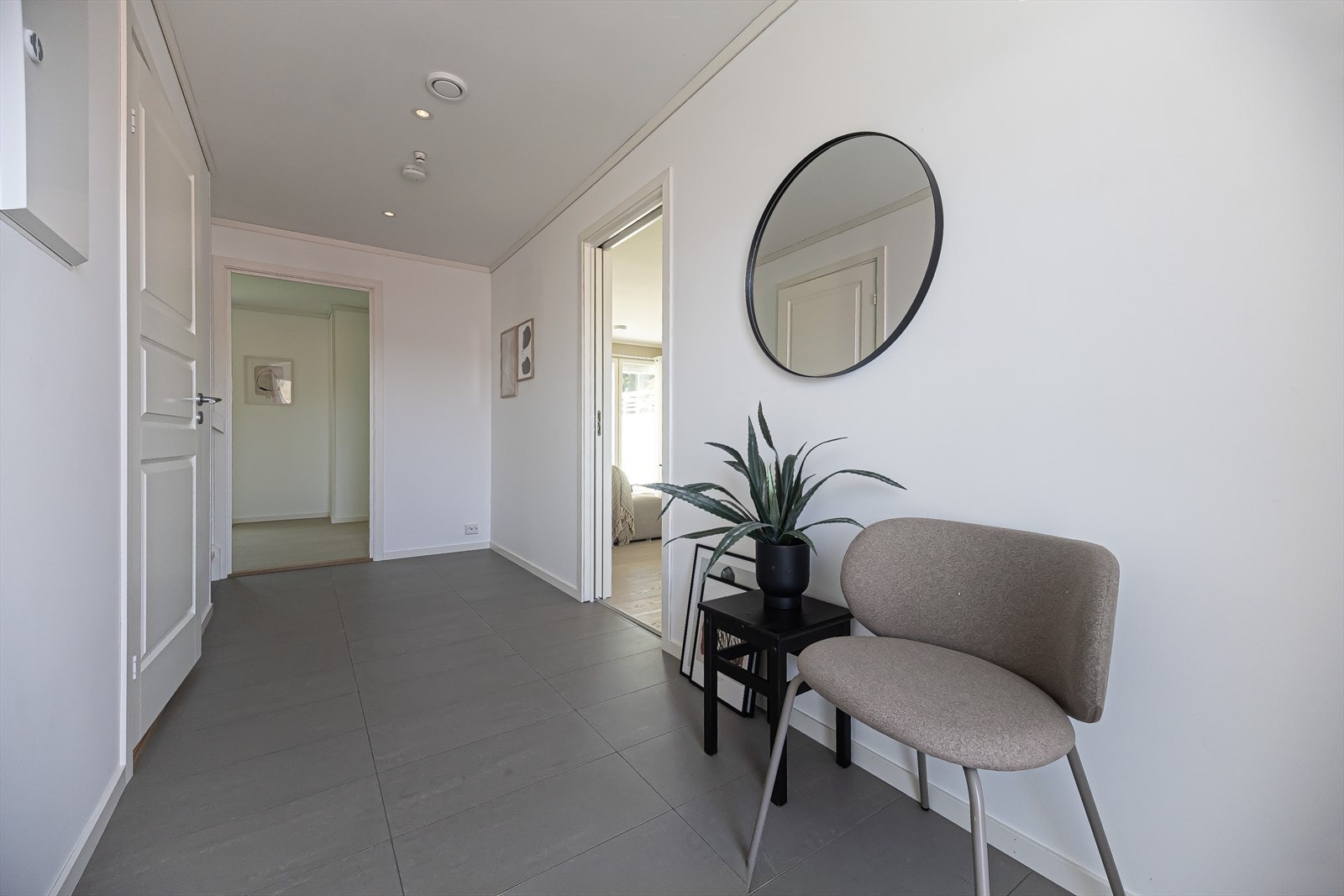 Velkommen inn, vi går rett inn i stue/kjøkkendel Galleribilde