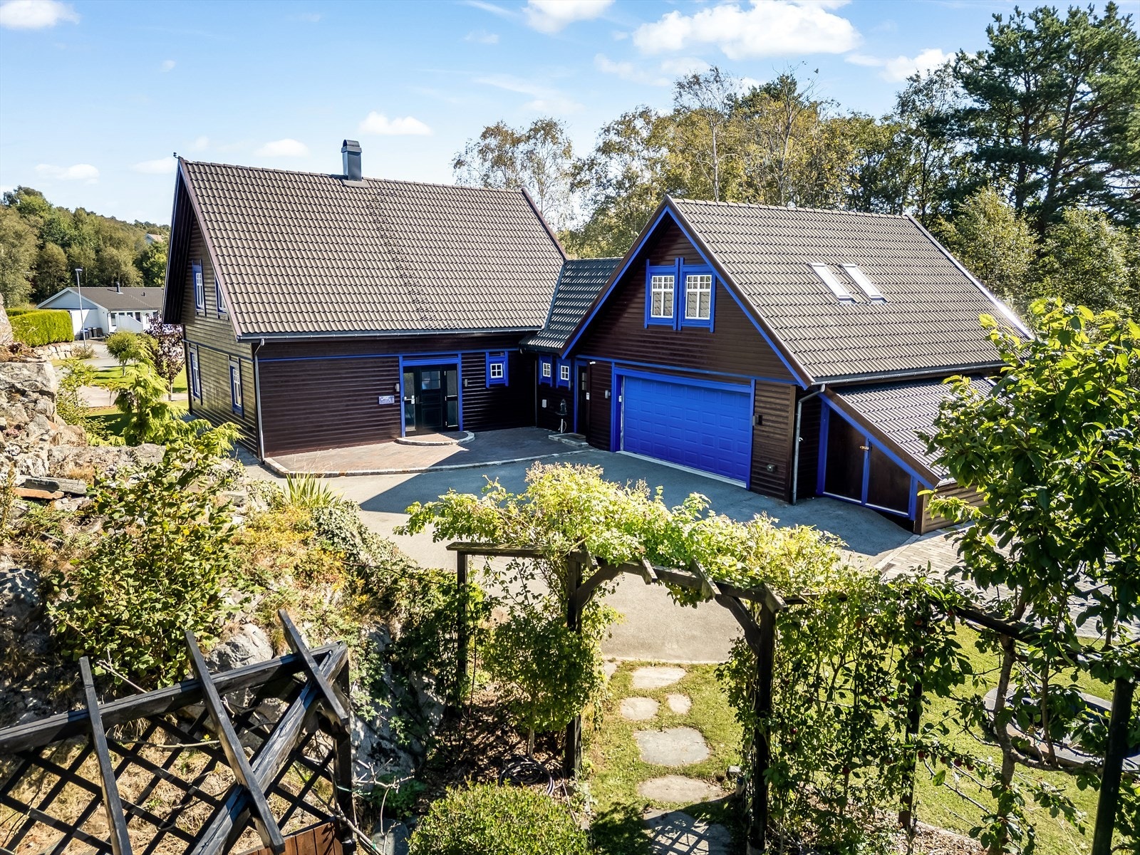 Særdeles flott opparbeidet tomt. Godt tun ved garasje og inngang. Galleribilde