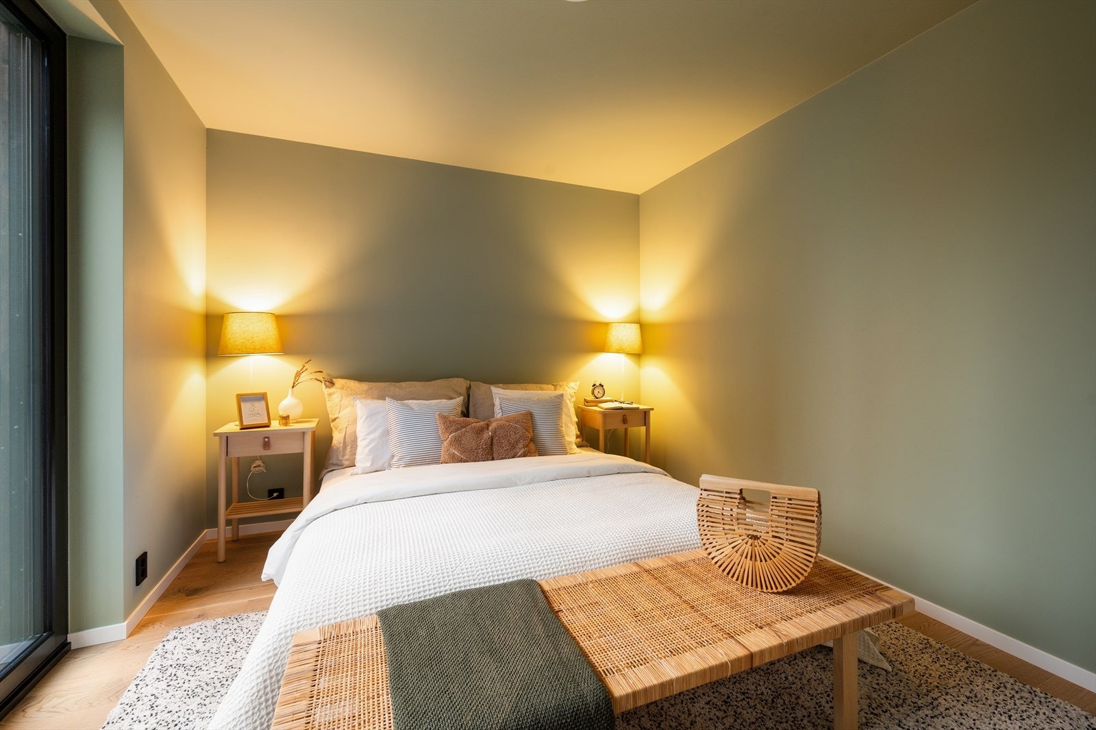 Her er det plass til dobbeltseng og garderobeløsning. Gulvet er lagt med enstavs eikeparkett fra Boen. Galleribilde