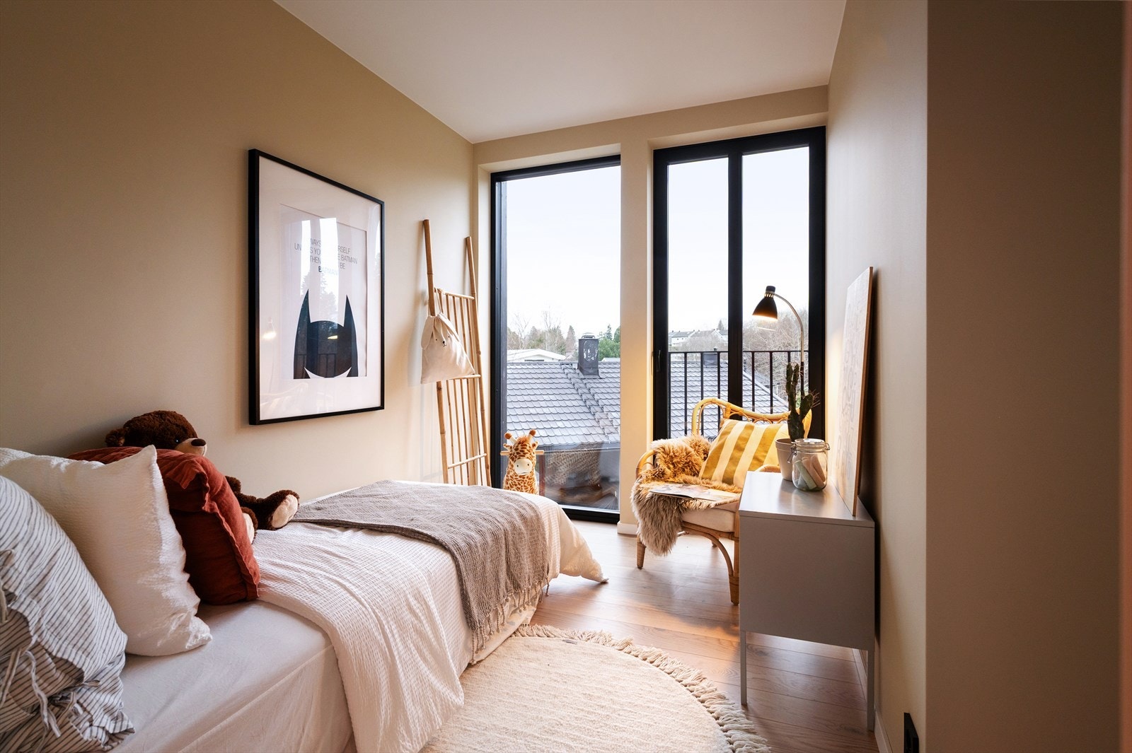 Soverom tre har plass til seng, nattbord og kontorpult / garderobeskap etc. Det er flott utsyn fra alle soverom med vinduer fra gulv til tak. Galleribilde