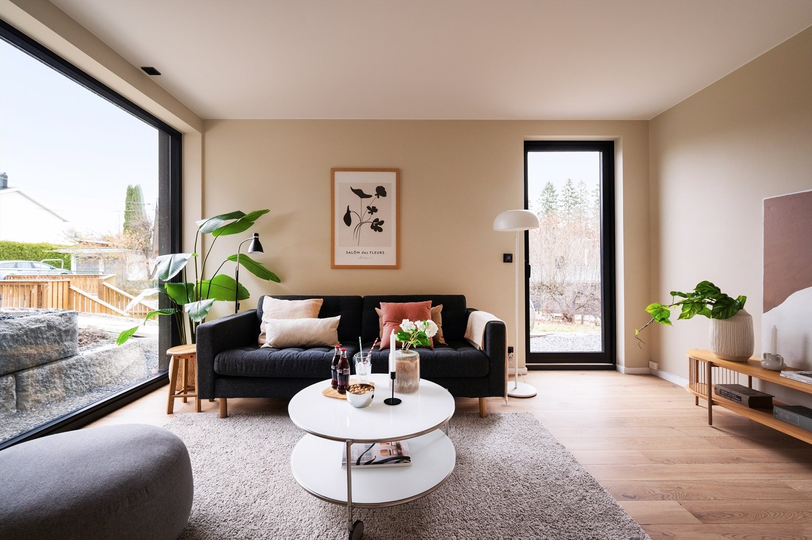 Perfekt som TV-stue, lekerom eller ungdomsrom. Laminatgulv fra BerryAlloc med støpte varmekabler. Galleribilde