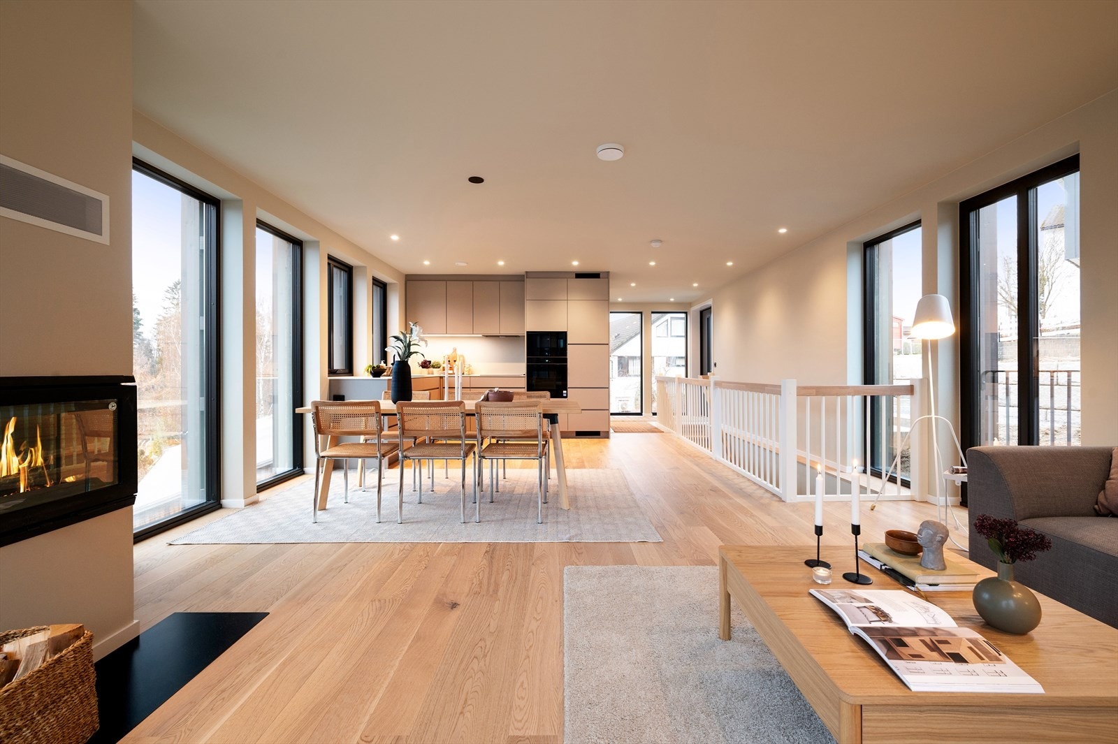 Det er god plass til både sofagruppe og spisebord, og rommet har en åpen forbindelse med kjøkkenet. De store vindusflatene gir denne boligen et nydelig lysinnfall. Galleribilde