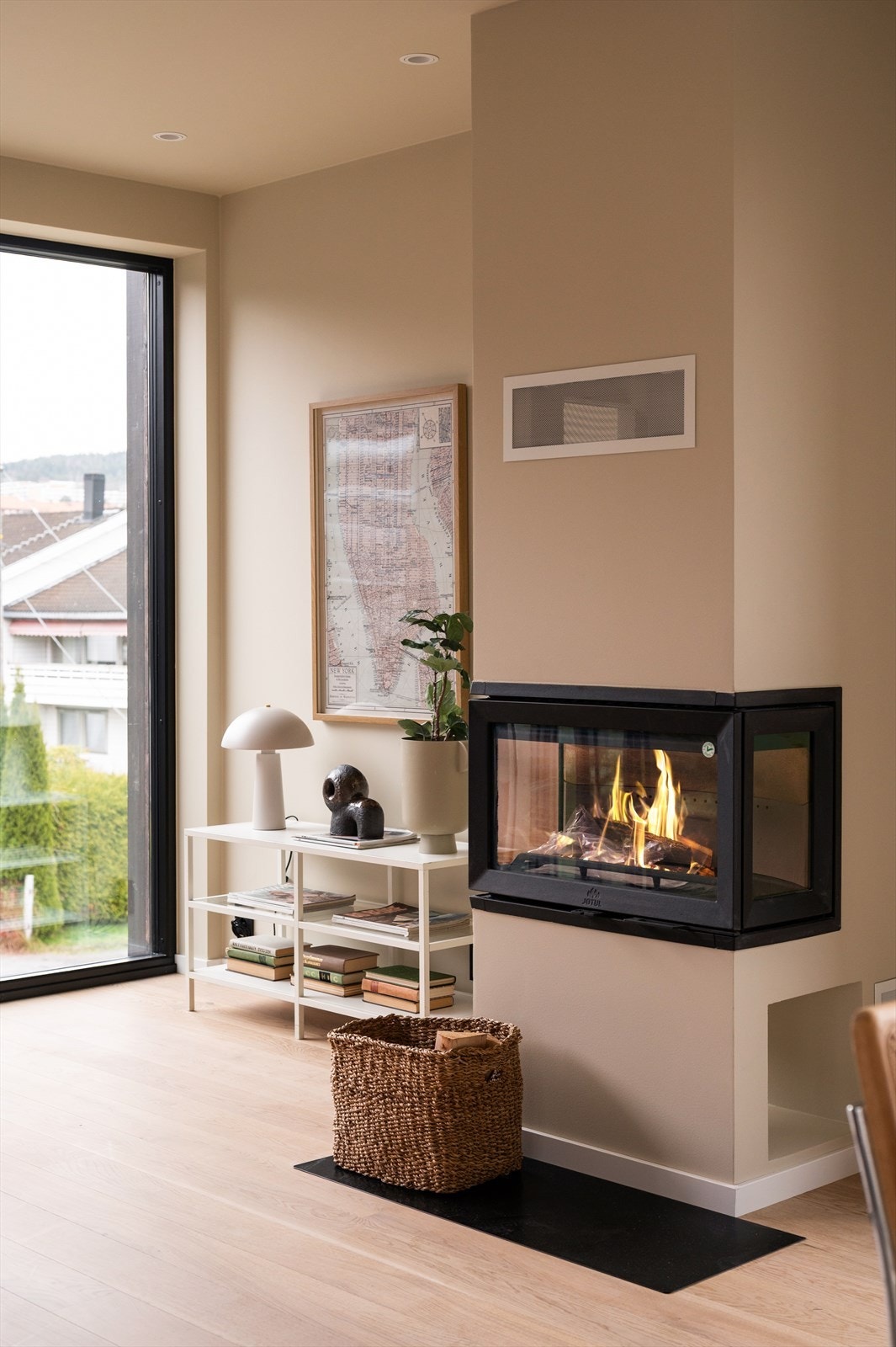 En peisovn av typen Jøtul 620 FRL med glassplate foran gir både hygge og ekstra varme. Varmefolie under gulvet sørger for lun komfort. Galleribilde