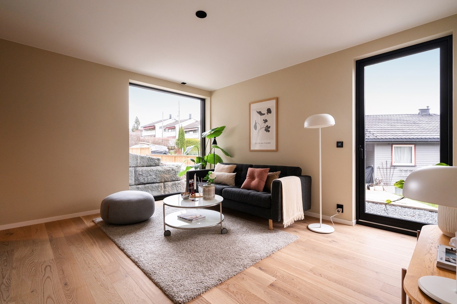 Lys og innbydende kjellerstue, med store vindusflater mot hagen. Galleribilde