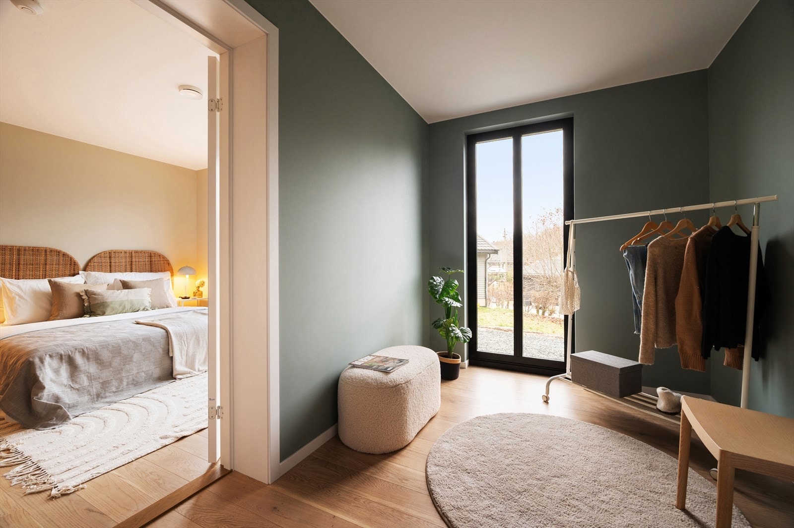 Et praktisk soverom med vegger malt i Soft Teal og laminatgulv fra BerryAlloc. Galleribilde