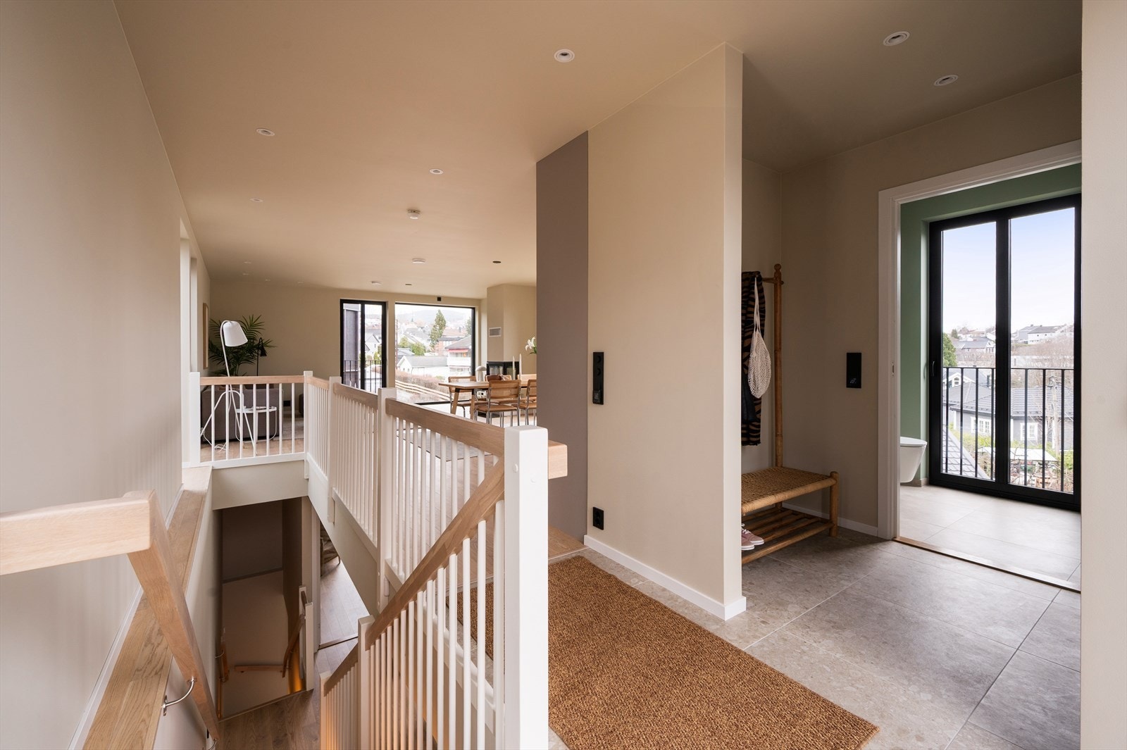 Trappeløp fra entré ned til boligens 1. etasje. Det er god plass til å etablere garderobeløsninger i mellomgang. Galleribilde