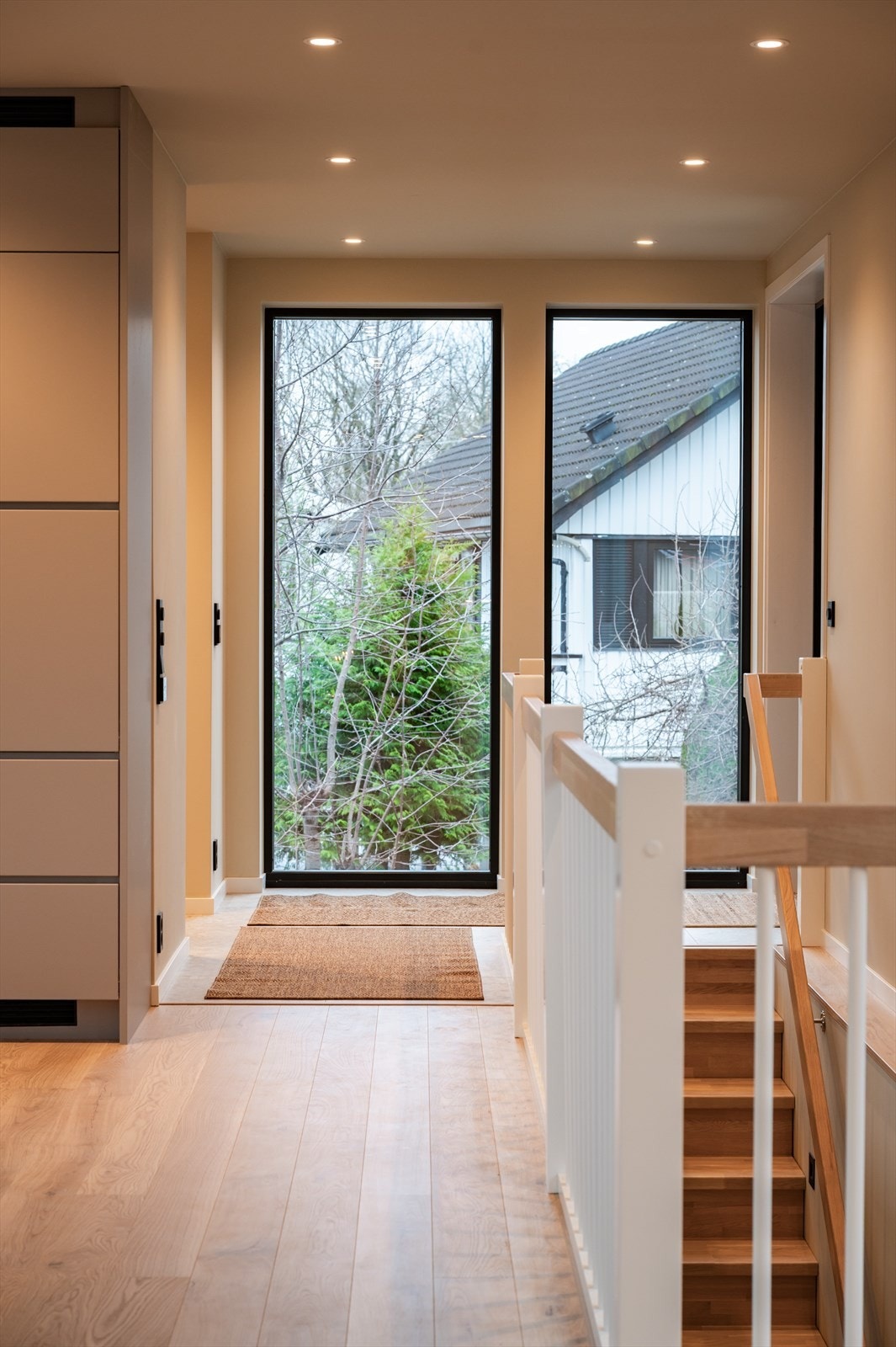 Hele boligen har store vinduer i flere retninger som gir svært gode og naturlige lysinnslipp. Galleribilde