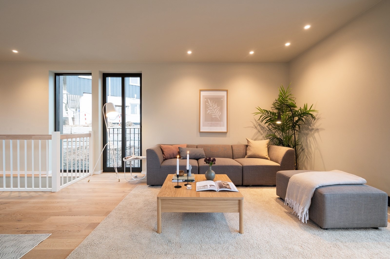 Stuen fremstår lys og luftig med store vindusflater og moderne fargevalg i Hvit Te på vegger og tak. Innfelte downlights gir god belysning i rommet. Galleribilde