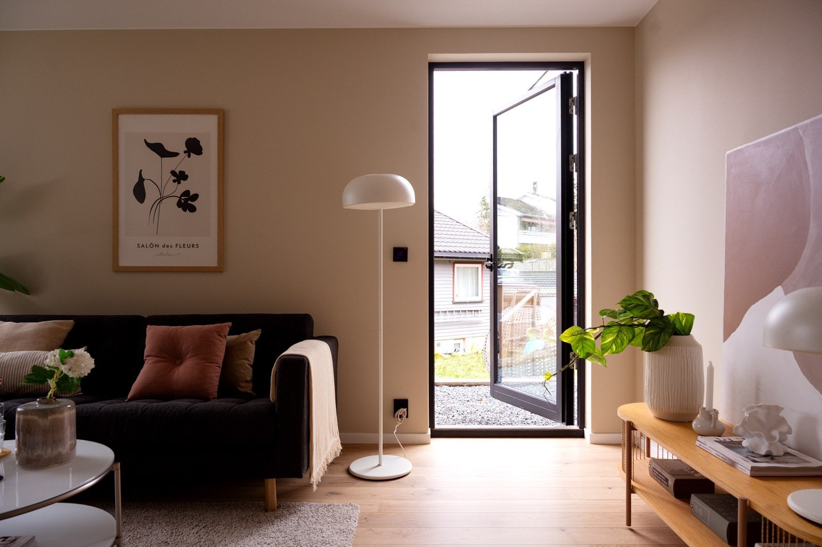 Fra kjellerstuen er det adkomst ut til hagen. Galleribilde