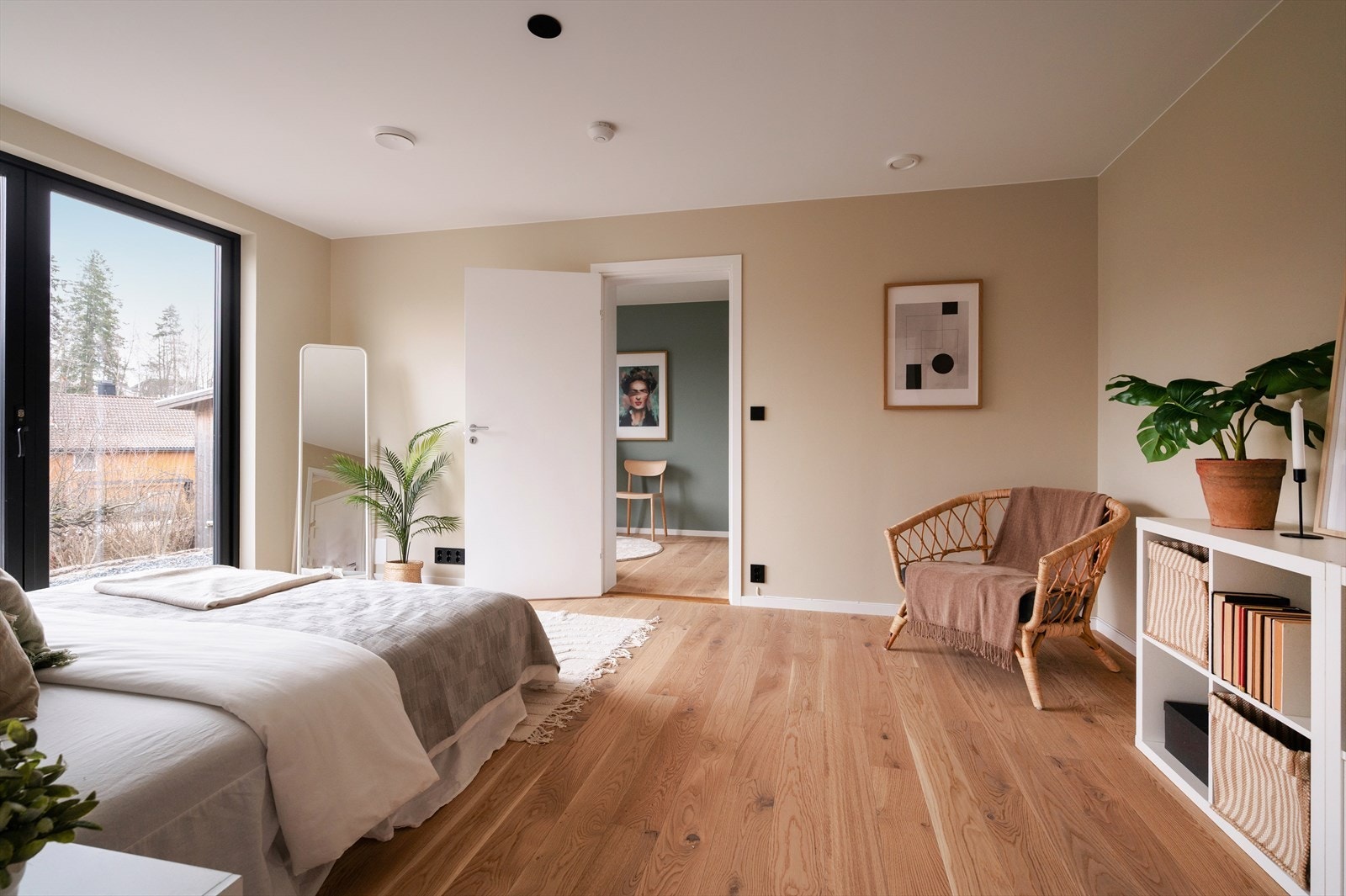 I tilknytning til denne kjellerstuen er det soverom og bad. Det er klargjort for kjøkken og det er egen inngang utenifra. Det er mao mulighet å etablere en hybel for utleie. Evt. sone for "tenåringen". Vegg mellom de to kjellerstuene er ekstra lydisolert. Galleribilde