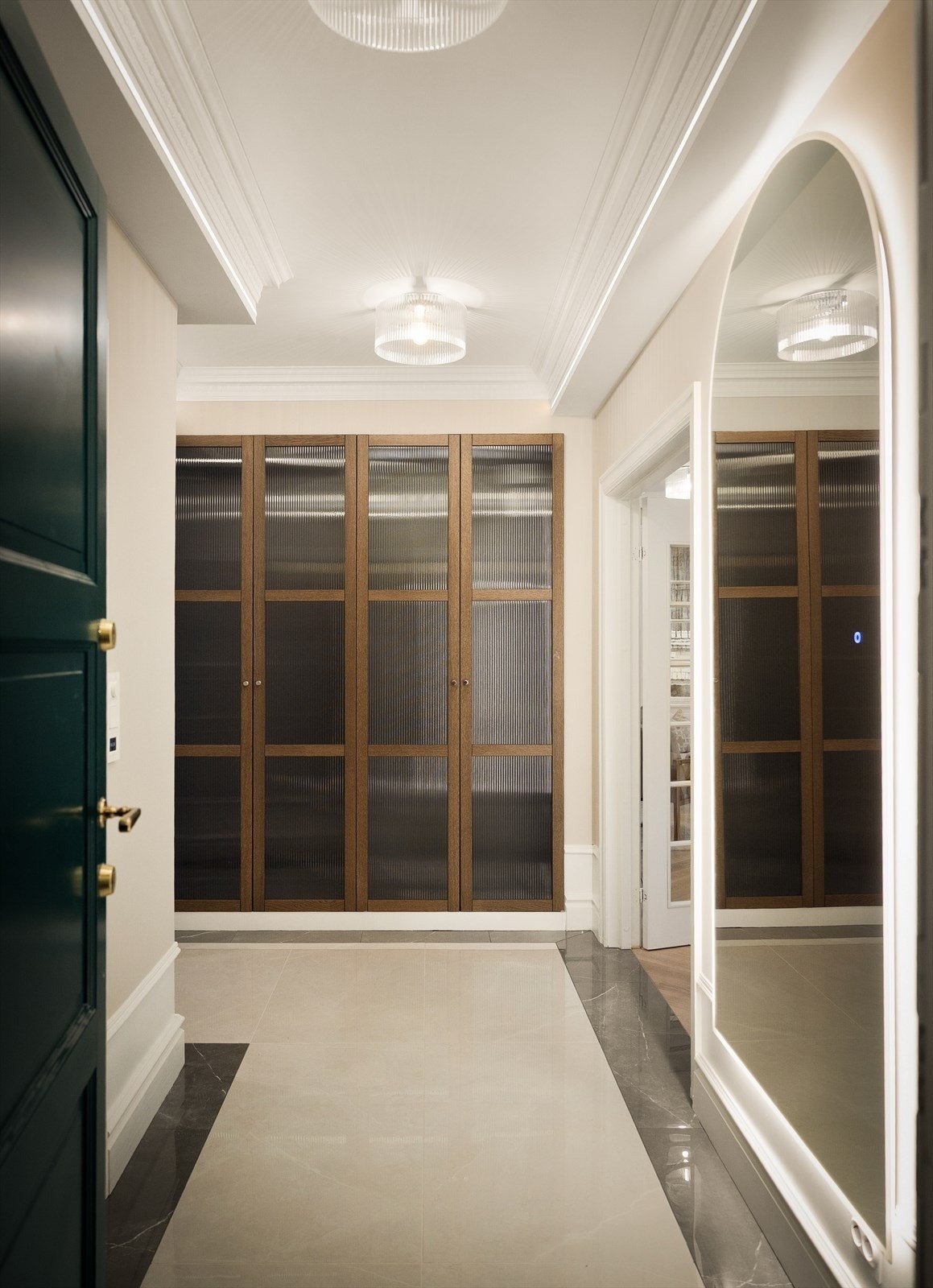 Entréen har romslig garderobeplass, utført i samme stil og kvalitet som de øvrige garderobeskapene i leiligheten. Galleribilde