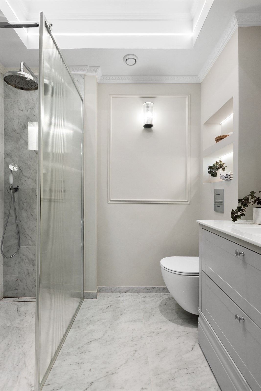 Dusjnisje med glassdør, regndusj og hånddusj. Heldekkende servant med underskuffer, speilfelt og vegghengt toalett. Våtromsarbeid er dokumentert av fagpersoner. Galleribilde