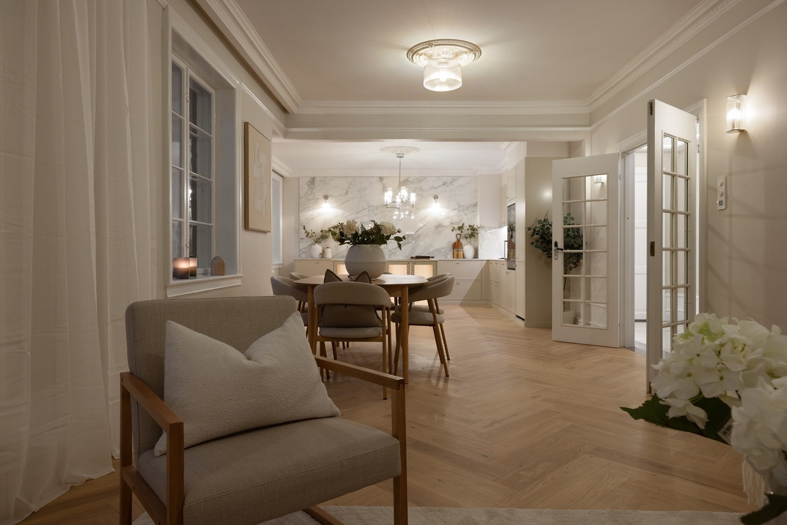 Svært god rom- og planløsning som gir en fin flyt mellom oppholdsrommene. Det elegante fiskebensparkettet og det solide listverket setter en gjennomført og stilren tone i boligen. Galleribilde