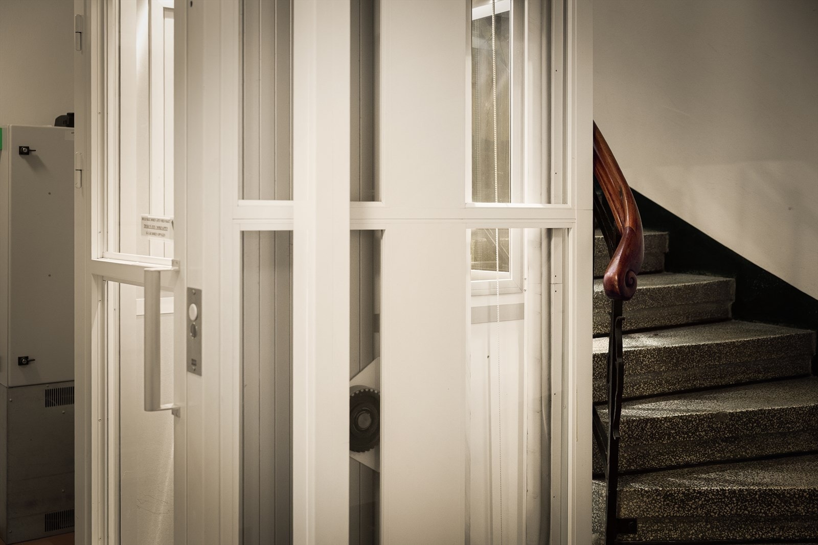 Bygget har heisadkomst til etasjen, og sameiets fellesarealer fremstår som velholdte og godt drevet. Galleribilde