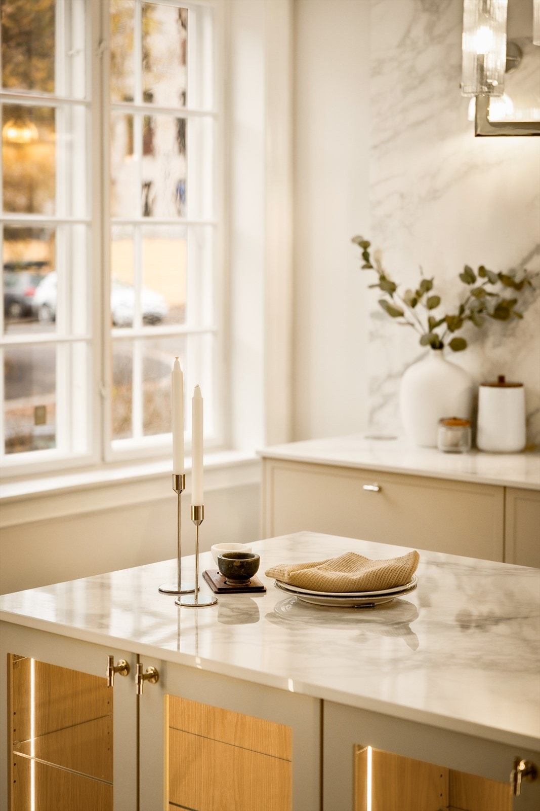 Kjøkkenøya er utformet som et funksjonelt midtpunkt med god arbeidsflate og praktisk oppbevaring. Galleribilde