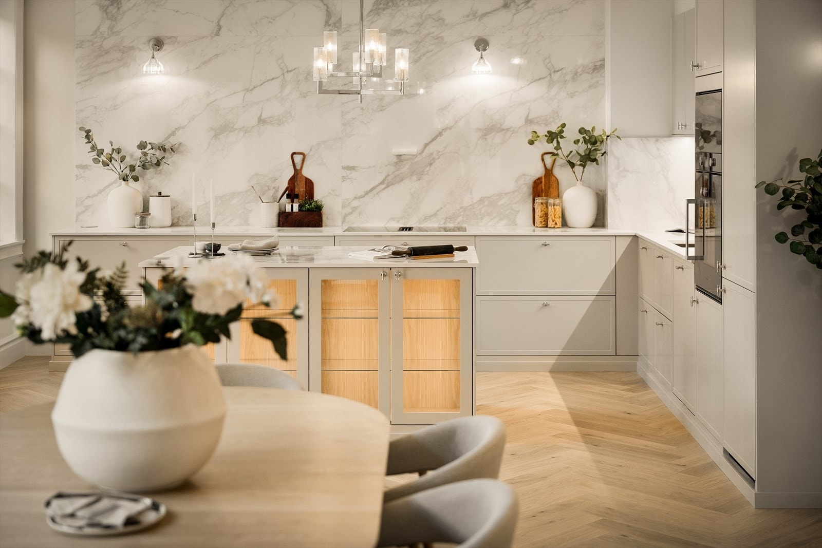 Moderne og stilrent kjøkken fra Drømmekjøkken med matte profilerte fronter og romslig oppbevaringsplass. Galleribilde