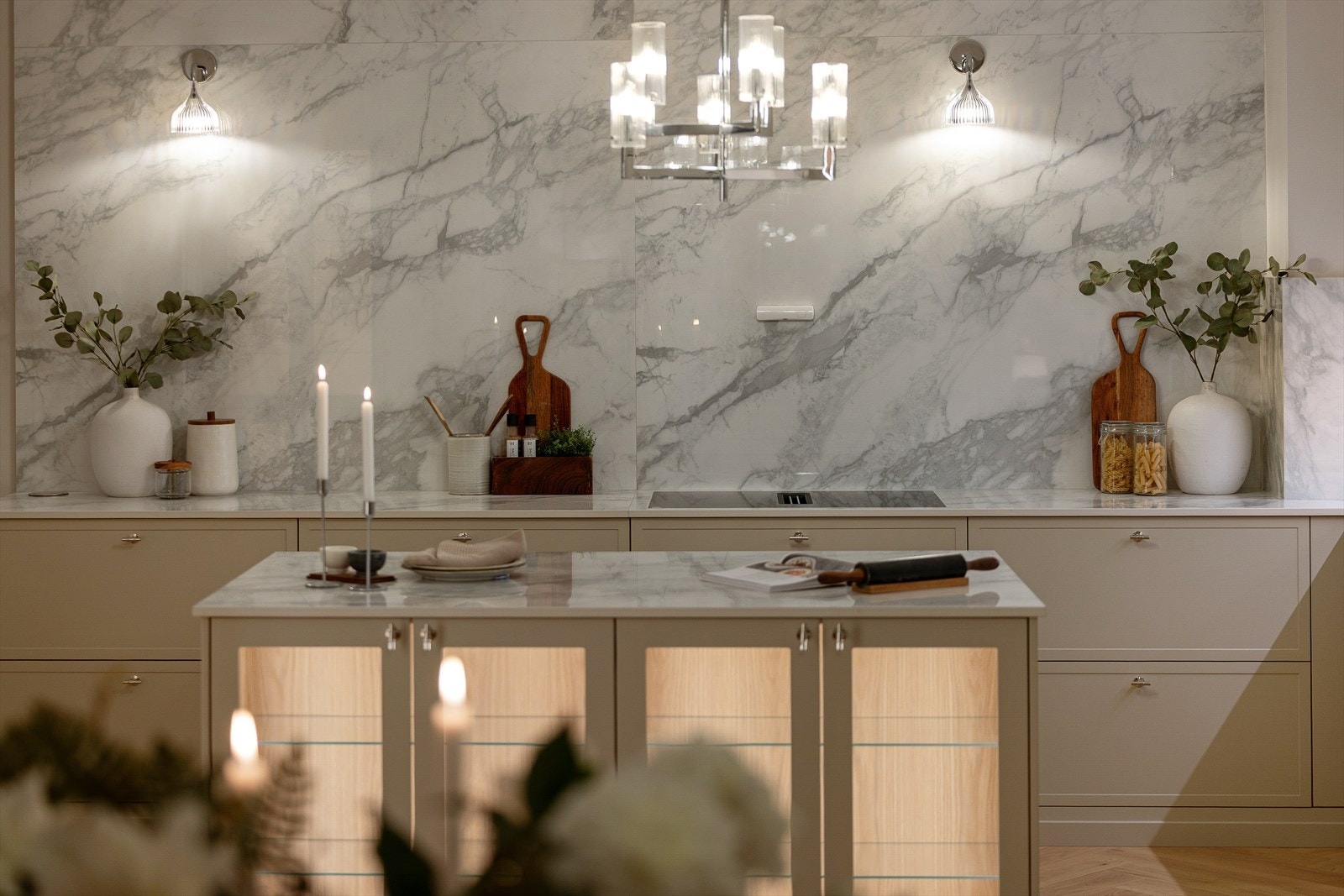 Den store veggflaten bak kjøkkeninnredningen er kledd med elegante, keramiske plater. Dette gir et eksklusivt uttrykk samtidig som overflaten er både slitesterk og enkel å holde ren. Galleribilde