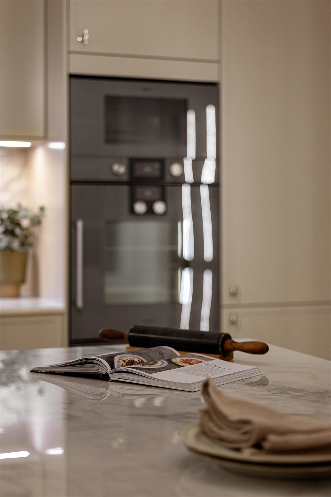 Integrerte hvitevarer av høy kvalitet, blant annet Gaggenau stekeovn og mikro samt oppvaskmaskin og kjøl og frys fra Gorenje. Galleribilde