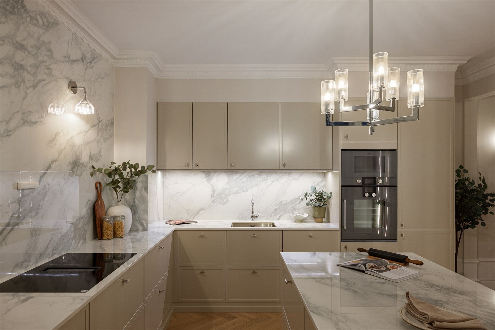 Keramiske plater over benk, komfyrvakt og Waterguard gir både funksjonalitet og trygghet. Galleribilde