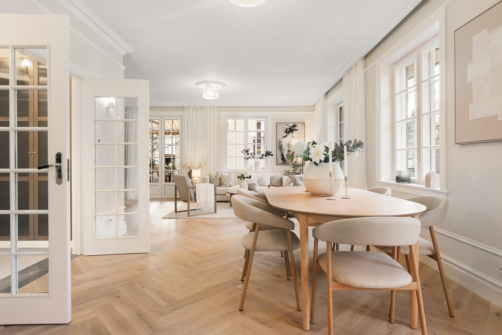 Doble dører med glassfelt skaper en fin overgang mellom rommene og bidrar til den åpne og luftige romfølelsen. Galleribilde