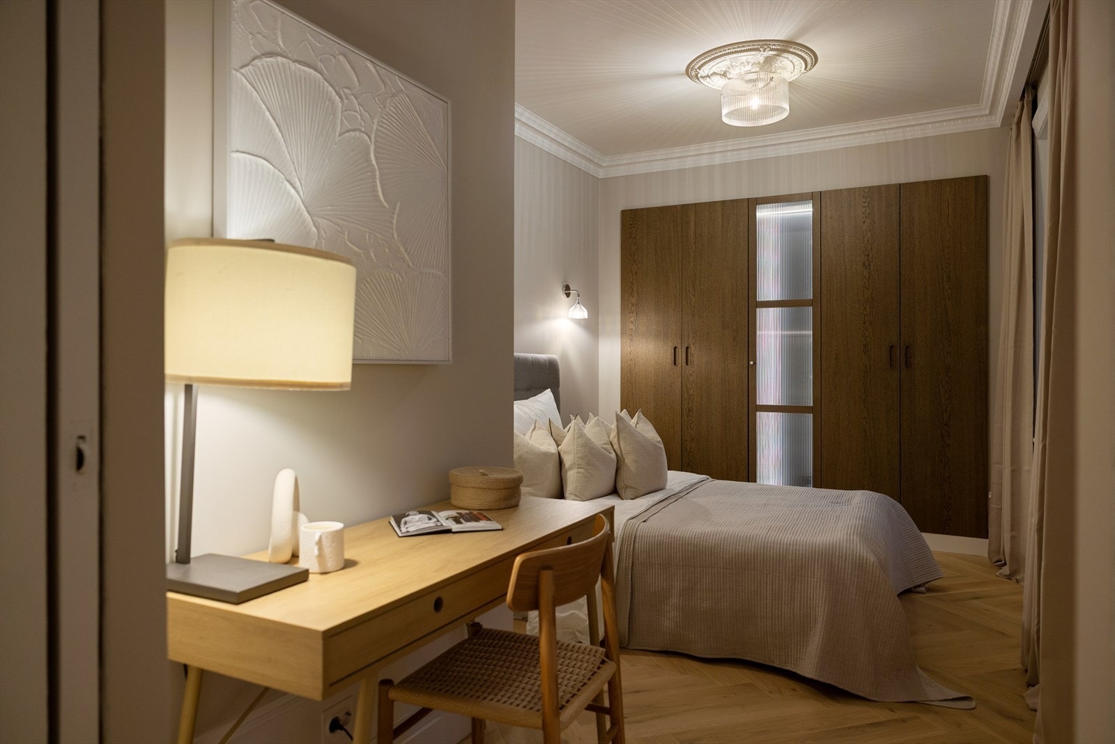 Rommet har skyvedør og plassbygget garderobeskap som sikrer god oppbevaring. Galleribilde