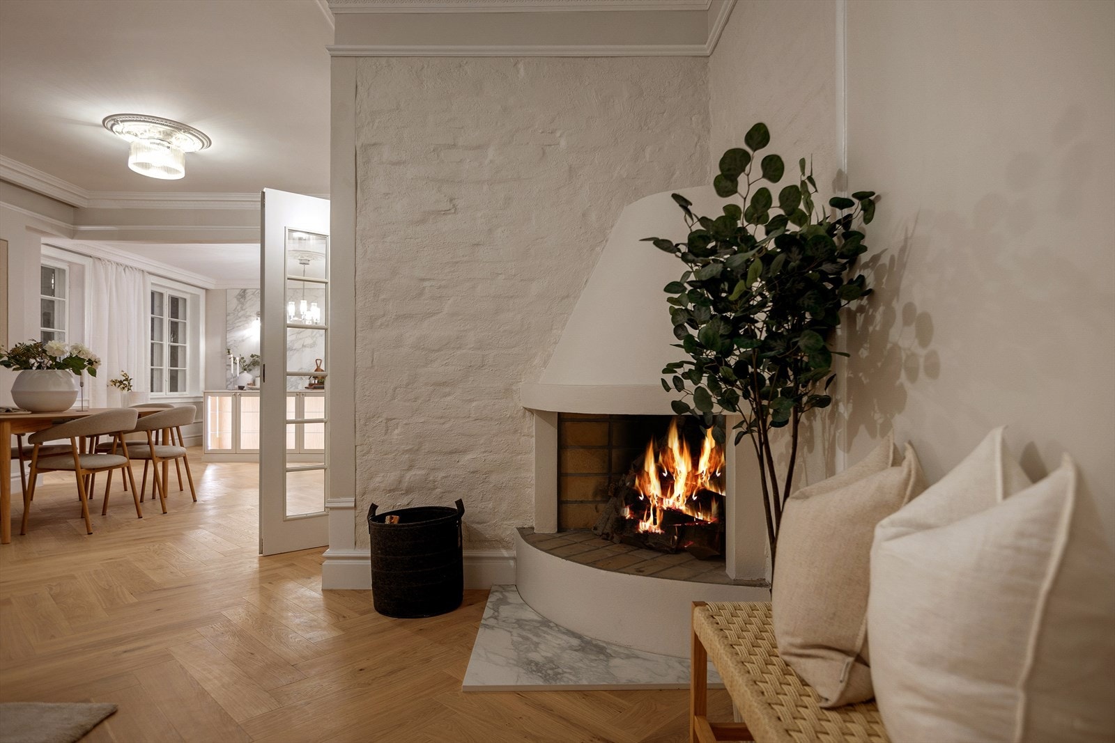 Åpen peis som varmer godt på kalde vinterdager og skaper en hyggelig atmosfære i stuen. Galleribilde