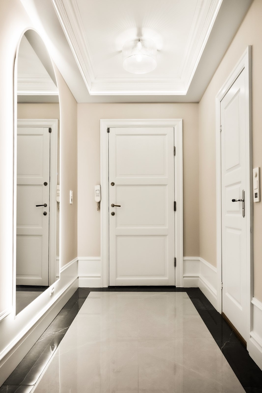 Et stilrent inngangsparti som gir et svært godt førsteinntrykk av boligen. Dørcalling ved inngangsdør. Galleribilde