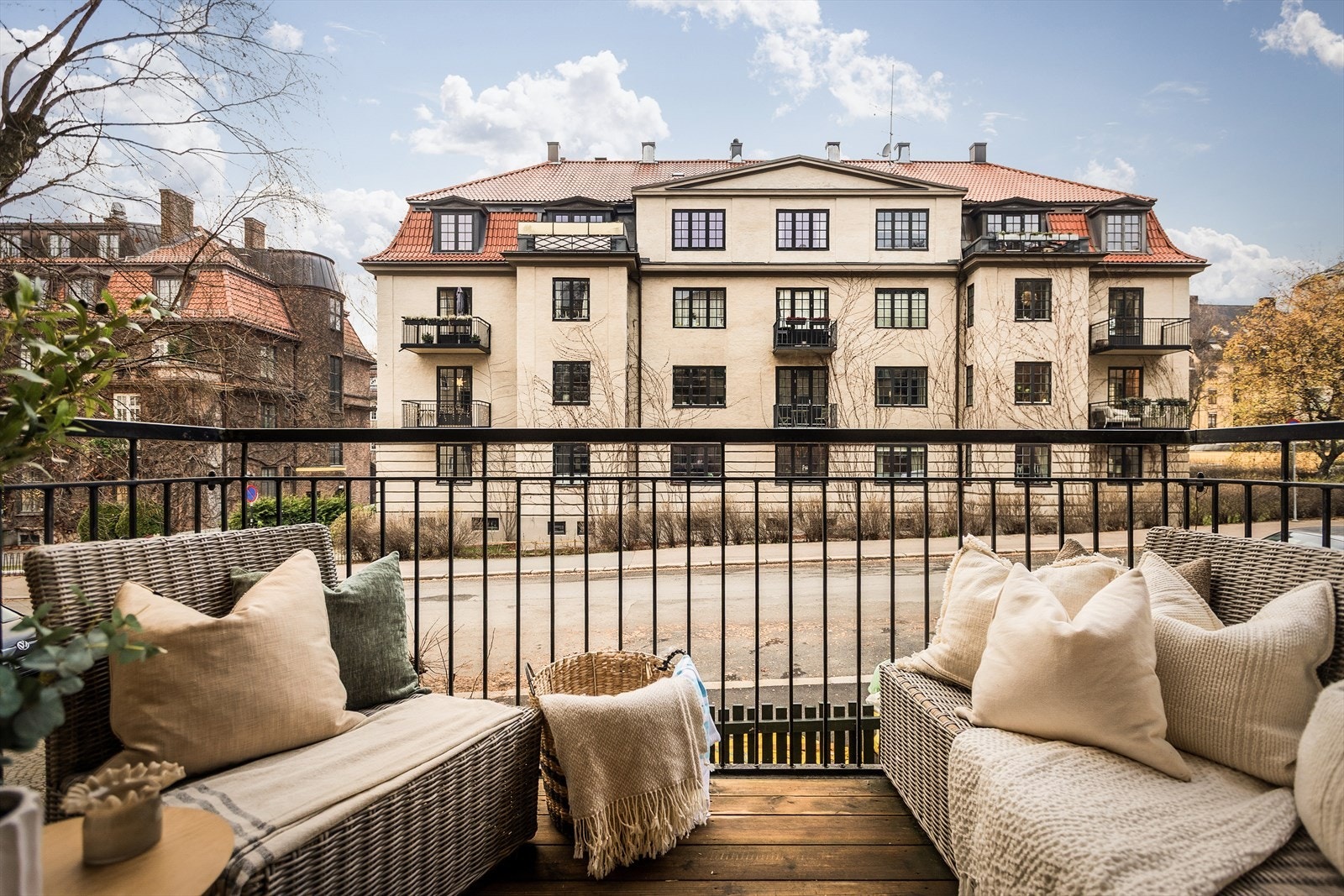 En fin og lettstelt uteplass med god plass til møbler. Galleribilde