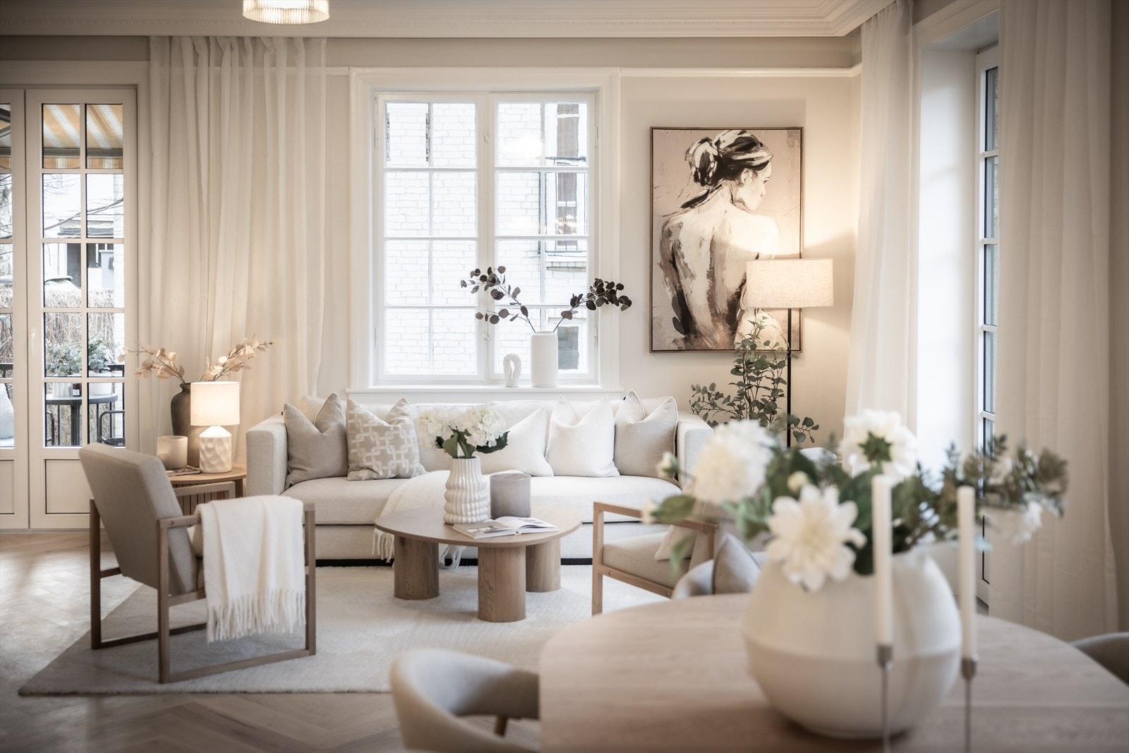 Stuen har et elegant og gjennomført listverk som er bygget ut slik at gardiner kan henges skjult bak en integrert nisje. Galleribilde